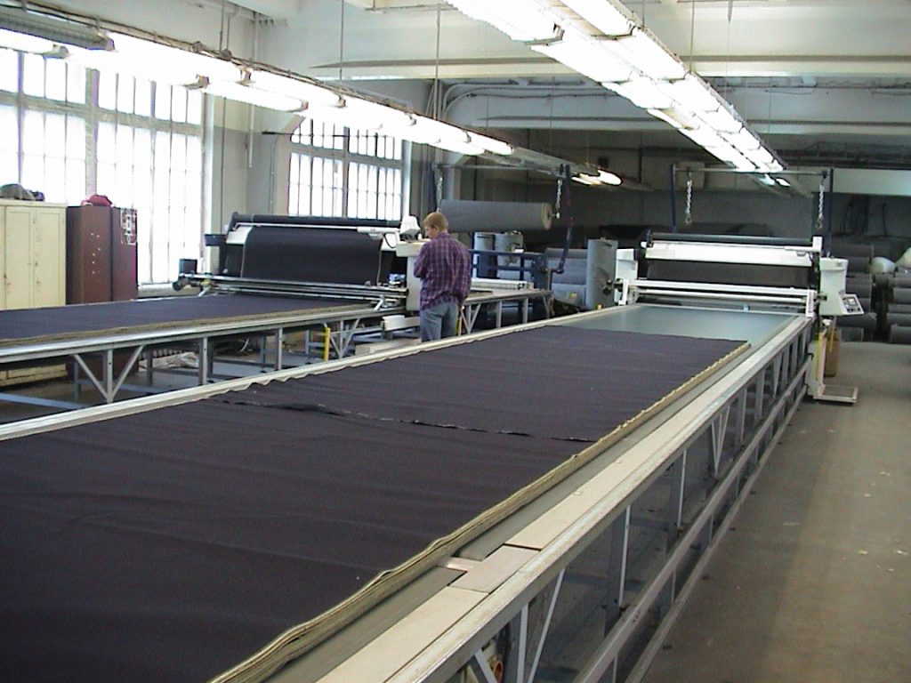 CUTTING TABLES WITH CONVEYOR